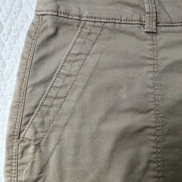 Loft women’s size 8 khaki skirt with front and‎ back pockets front zip - Picture 3 of 10